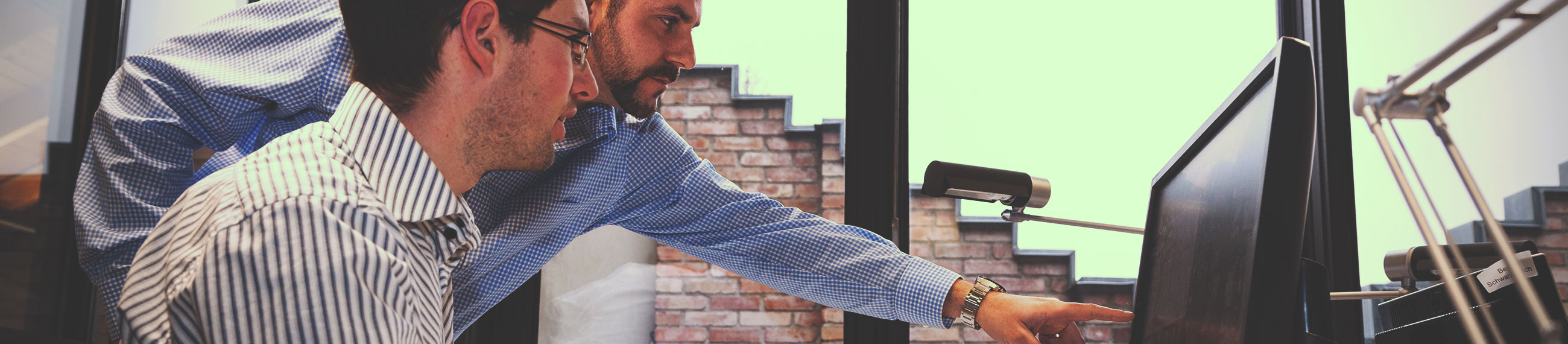 Zwei Männer am Desktop